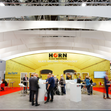 HORN– Horn glass industries lädt in einer dynamischen hülle zu gesprächen ein.

